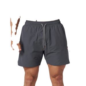 Pantalones cortos de gimnasio para hombre con logotipo personalizado 2025, estilo callejero, patrón sólido, joggers de poliéster ligero, pantalones cortos para correr de verano de 5 pulgadas - Product Image 6