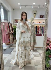Ensemble Sharara élégant en Georgette blanche avec broderies lourdes, style Antra, infroissable, séchage rapide, tenue ethnique de fête, style pakistanais - Product Image 3