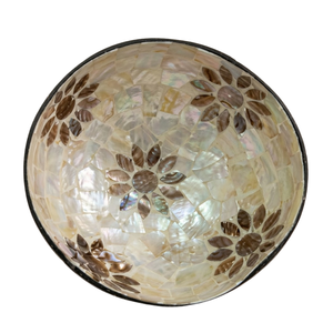 Bol en coquille de noix de coco avec motif gravé artistique, fabrication éco-responsable, finition lisse et polie pour cuisines - Product Image 1