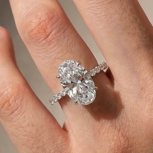 Élégante bague de fiançailles en argent sterling plaqué or blanc avec pierre latérale en moissanite de 5,0 carats de coupe ovale, couleur D, pureté VVS - Product Image 1
