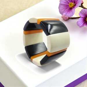 Bracelet artisanal en résine colorée, large, à motifs géométriques, extensible, style manchette, bijou - Product Image 1