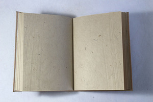 Carnet artisanal en cuir de chèvre couleur cerise antique, relié à la main, avec motif Bouddha en relief, 100 feuilles, écritures anciennes, cadeau Camelon - Product Image 3