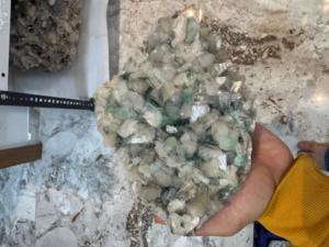 Cristal de Heulandita Verde Natural con Stilbite |   Mineral Decorativo para el Hogar y la Oficina - Product Image 3