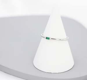 แหวนเงินแท้ประดับเพชร CZ ทรงบาแกตต์สีเขียวมรกต หรือแหวนเงินแท้หรือทองคำประดับเพชร CZ ทรงบาแกตต์แบบมินิมอล - Product Image 3