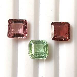 พลอยทัวร์มาลีนแซมเบียสีพาสเทลหลากหลายขนาด 7x7 มม. น้ำหนัก 5.0 กะรัต รูปทรงมรกต ชุด 3 ชิ้น แบบเม็ดเดี่ยว - Product Image 4
