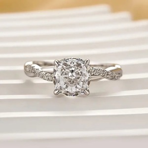 Nueva Colección Anillo de Compromiso con Corte Cojín de Moissanita 925, Anillo de Viaje, Plata de Ley Chapada en Oro Blanco de 2.0 Quilates para Mujer - Product Image 1