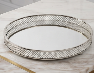 Plateau de service tendance en aluminium et verre avec un élégant découpage rond, parfait pour la présentation élégante de cosmétiques - Product Image 6