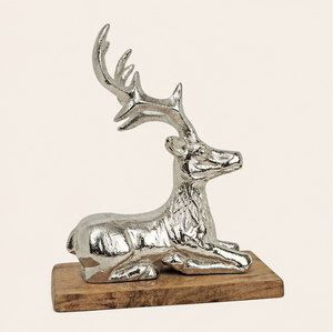 Escultura de Reno Sentado Hecha a Mano en Aluminio Plateado con Base de Madera Natural para Decoración Navideña del Hogar y Mesa Festiva - Product Image 1