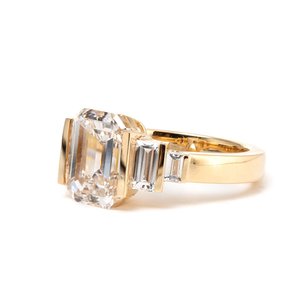 Bague de fiançailles vintage en diamant de laboratoire taille émeraude 3 carats, design à trois pierres à taille étagée avec accents baguette et bande en or poli - Product Image 4