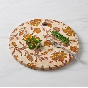 Tabla de cortar redonda de madera vintage con estampado floral en dorado y marrón, con orificio para colgar. - Product Image 2