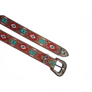 Cinturón unisex de cuero marrón tostado estilo western con grabado floral, hebilla de latón, pasador de cinturón y extremo de lazo, resistente y de longitud ajustable. - Product Image 5