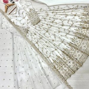 Robe Anarkali en soie chinon lourde de créateur avec bas de robe et dupatta brodé |   Tenue de soirée et de mariage avec broderie miroir de 5 mm - Product Image 1