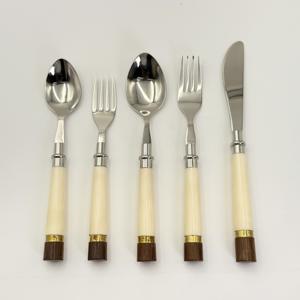 Juegos de Cubiertos de Acero Inoxidable de Alta Calidad con Acabado Espejo y Mangos de Resina para Uso en el Hogar y Fiestas al Precio Más Bajo en India - Product Image 3