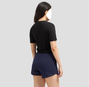 Vente en gros de hauts de mode pour femmes, essentiels au quotidien, coupe ajustée, parfait pour un style décontracté, basique mais de haute qualité. - Product Image 6