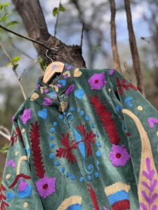 Chaqueta Corta de Invierno con Capucha para Mujer y Adolescente, de Terciopelo Bordado a Mano, Estilo Vintage |   Abrigo Casual de Diseñador con Cuello Mandarín 100% Orgánico - Product Image 6