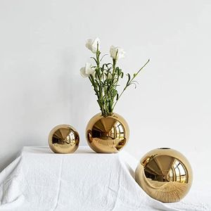 Vase à fleurs en métal doré de luxe contemporain, élégant accent décoratif pour l'intérieur de la maison, pour la table à manger, la décoration du salon - Product Image 4