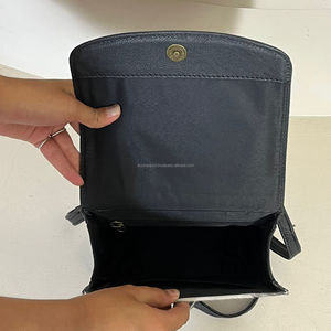 Bolso Bandolera de Cuero Genuino de Vaca Hecho a Mano con Diseño Floral Western y Pelo, Estilo Vintage para Mujer - Product Image 6