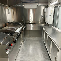 Grande remorque commerciale pour la vente de nourriture, plusieurs fenêtres de commande, camion de vente pour les affaires de restauration rapide (burgers, tacos), événements et traiteur