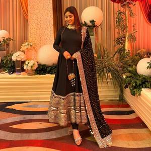 ชุดเดรสงานแต่งงานแบบ Anarkali ดีไซน์หรูหรา พร้อมผ้าคลุมไหล่ปักลายลูกไม้ และกระโปรงผ้าเครปธรรมชาติ - Product Image 2