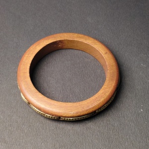 Bracelet en bois minimaliste à profil fin avec bordure en métal texturé - Bracelet en bois artisanal ethnique traditionnel - Vente en gros - Product Image 2