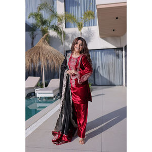 Suministro al por Mayor de Ropa Pakistaní, la Mejor Colección de Diseñador de Terciopelo con Bordado, Colección de Trajes de Fiesta en Venta - Product Image 1