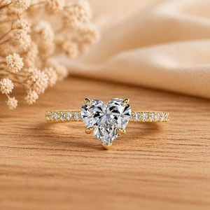 Bague romantique demi-éternité en or massif 10K 14K 18K avec diamant de laboratoire en forme de cœur serti à griffes, certifiée IGI, couleur DEF, clarté VS VVS - Product Image 4