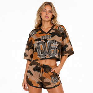 เสื้อครอปท็อปสไตล์สปอร์ต ลายพราง ยูนิเซ็กซ์ ตกแต่งด้วยตัวอักษรประดับเพชรแบบกำหนดเอง สไตล์เสื้ออเมริกันฟุตบอล  สั่งผลิตได้จำนวนน้อย  เสื้อสตรีทวิบวับ - Product Image 2