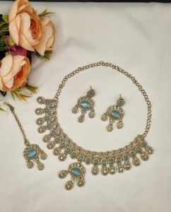Collier artisanal en pierre précieuse de coupe ovale avec boucles d'oreilles et mangtika, ensemble de bijoux traditionnels de créateur pour occasions festives, fabriqué par des fabricants. - Product Image 1