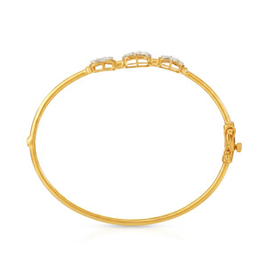 Bracelet géométrique Trio Diamant avec cadre fin en or jaune et design central ajouré moderne - Product Image 4