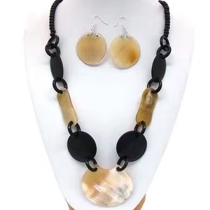 Collar Artesanal Ecológico de Cuerno de Búfalo y Buey Natural, Estilo Rústico Moderno y Pulido, con Cadena de Cuerno y Cuentas, por Curio Craft - Product Image 3