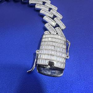 Pulsera de eslabones cubanos Miami con moissanita de corte brillante redondo y engaste de garra, de plata de ley 925 chapada en oro, joyería hip hop para mujer - Product Image 2