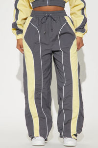 Conjunto Deportivo de Pantalones Cortos y Chaqueta de Manga Larga para Mujer, Diseño Moderno, Dos Piezas, Oferta, Artículos Deportivos de Invierno - Talla XL - Product Image 3