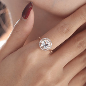 Bague de fiançailles style Art Déco en or jaune avec diamant de laboratoire taille ancienne européenne de 2,5 carats, halo serti clos et bande sculptée à motif Migraine - Product Image 3