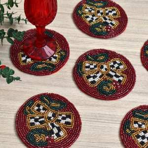 Ensemble de dessous-de-verre brodés faits main à prix abordable avec des perles colorées pour tasses à café, mugs à thé et accessoires de table - Product Image 2
