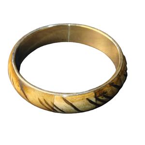 Bracelet de style vintage en laiton avec doublure intérieure, motif de feuille gravé foncé, incrustation de style osseux sculpté, bijoux ethniques tribaux - Product Image 1