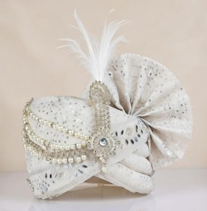 Safa de mariage royal blanc pour le marié avec perles et pierres, turban indien traditionnel fait main en gros pour les mariages - Product Image 1