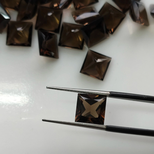 ควอตซ์สโมคกี้ธรรมชาติ 9 มม. ทรงสี่เหลี่ยมเจ้าหญิงคัท คุณภาพดีที่สุด พลอยเม็ดเดี่ยวสำหรับทำเครื่องประดับและสร้อยคอ - Product Image 1