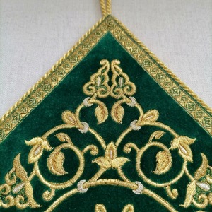 Badge d'église brodé en velours vert, ornement à pompon Sainte Trinité avec fermoir papillon pour la décoration de vêtements de mode - Product Image 3