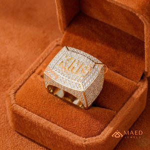 แหวนตัวอักษร KING ชุบทอง 18K |   เหรียญสี่เหลี่ยมจตุรัสประดับเพชร |   เครื่องประดับฮิปฮอปสีทองเหลืองสำหรับผู้ชาย - Product Image 4