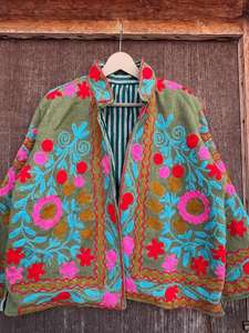 Chaqueta Bomber Suzani de Algodón Artesanal |   Patrón Floral Bordado a Mano |   Ropa de abrigo reversible y ecológica para festivales de invierno | - Product Image 2