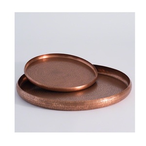 Ensemble de 2 plateaux ronds en cuivre pur martelé à la main, minimalistes, emboîtables, élégants, avec texture, pour service et centre de table - Product Image 1
