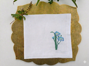 Serviette en lin avec broderie irisée, des lignes florales gracieuses apportant calme et beauté raffinée à la table à thé et à la salle à manger. - Product Image 2