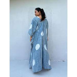 Kaftan long décontracté en coton imprimé à pois bleus, coupe ample, col en V, taille naturelle, écoresponsable, pour femme, idéal pour l'été et les vacances - Product Image 4