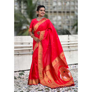 ผ้าไหมมาลาลักมี ปัญธนี ซิลค์ ซารี ลายทอสีแดง ประดับด้วยดิ้นทอง น้ำหนัก 650 กรัม เสื้อผ้าอินเดียและปากีสถาน - Product Image 1