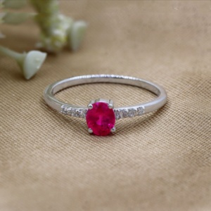 Anillo Solitario de Plata de Ley 925 con Rubí Ovalado Natural y Diamantes, Joyería Fina, Memoria Jewels, Venta al Por Mayor - Product Image 5
