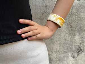 Brazalete de Cuerno Hecho a Mano de la Mejor Calidad, Brazalete Moderno de Cuerno Natural, Accesorio de Moda Artesanal Disponible para la Venta - Product Image 3