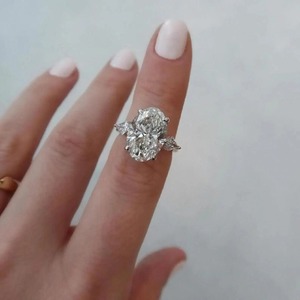 Anillo de compromiso de moissanita de 5 quilates con corte ovalado y piedras laterales en forma de cometa, anillo de boda ovalado de tres piedras, solitario de oro, regalo de aniversario - Product Image 3
