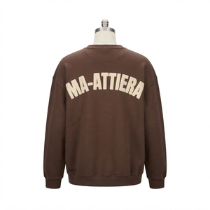 เสื้อสเวตเชิ้ตคอกลมสีน้ำตาลสำหรับผู้ชาย พิมพ์ลายตัวอักษรสีขาวแบบนูน สไตล์ลำลองแนวสตรีทแวร์ - Product Image 3
