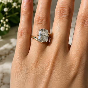 Bague de fiançailles tendance en argent sterling plaqué or blanc avec moissanite taille radiant et pierres latérales, pour femme - Product Image 3