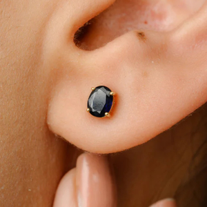 ต่างหูทองคำขาว 18K ประดับไพลินสีน้ำเงินเข้มแบบฝังหนามเตย - Product Image 1